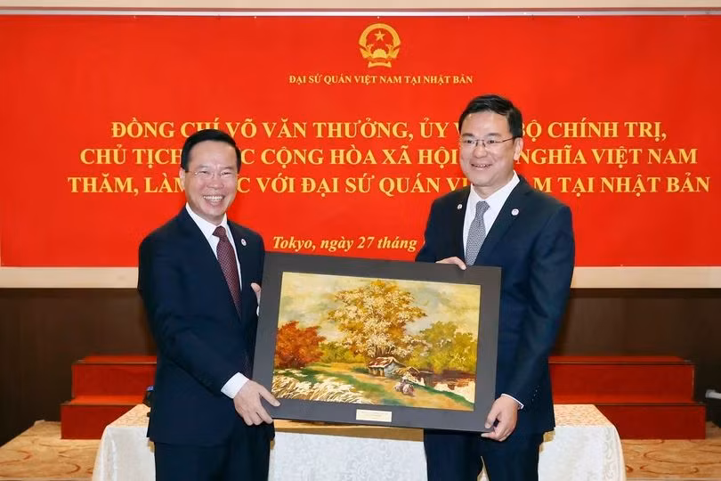 越南国家主席武文赏向越南驻日本大使馆赠送纪念品。