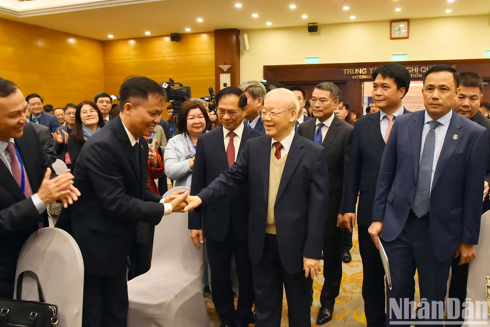 越共中央总书记阮富仲和各位代表。