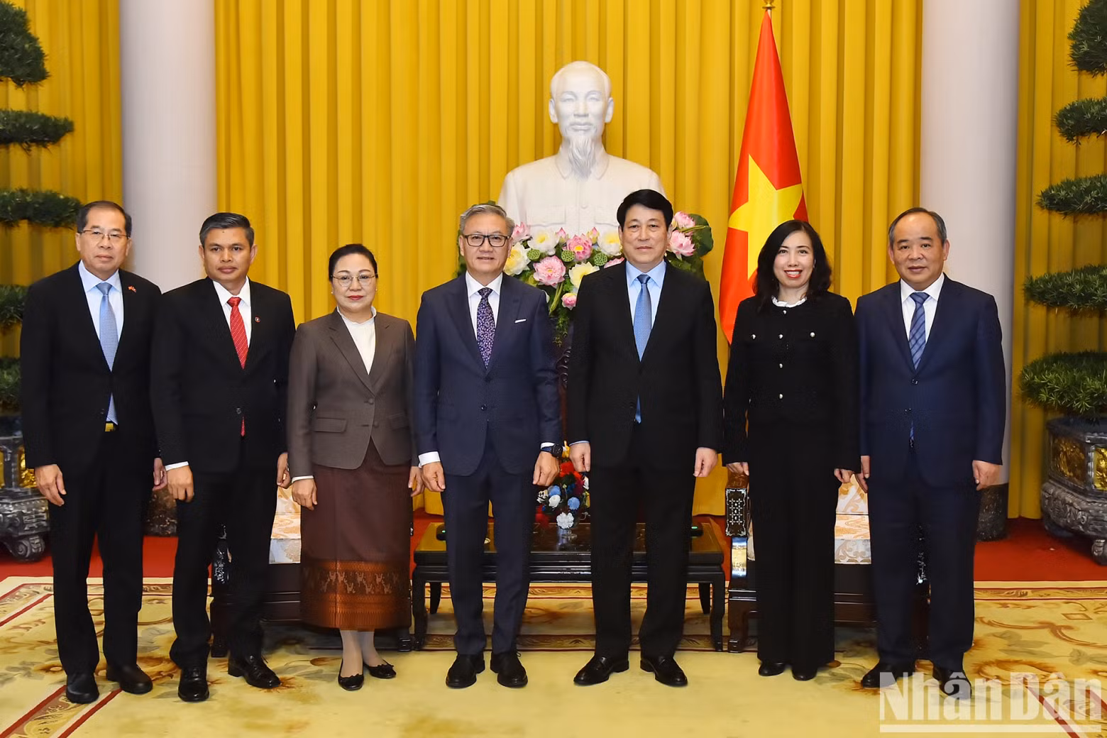 越南国家主席梁强和老挝外交部长通沙万·丰威汉以及各位代表合影。