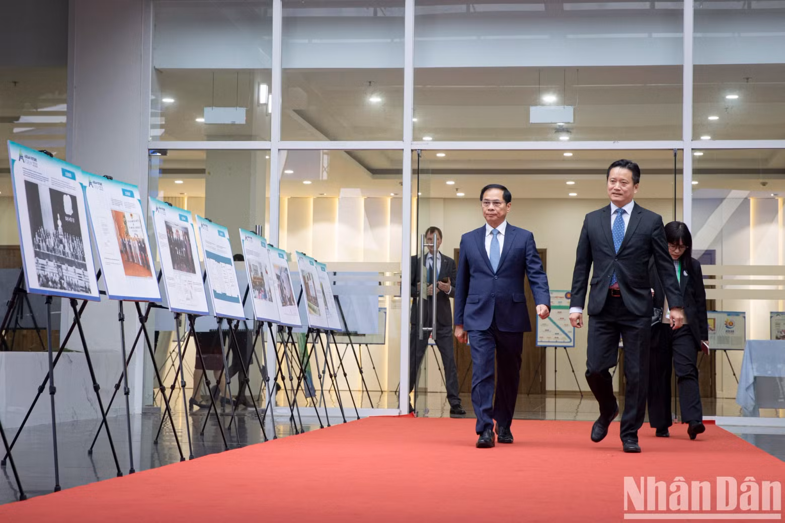 越南政府副总理兼外交部长裴青山前来参加开展仪式。