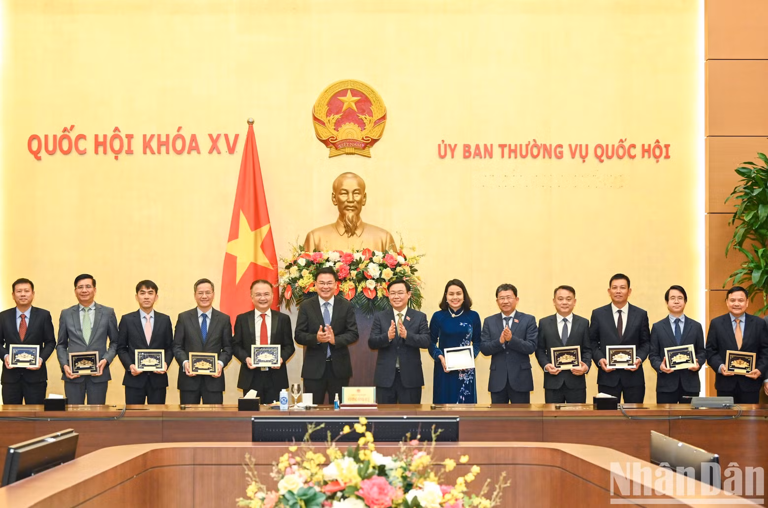 国会主席王廷惠向越南驻外代表机构首席代表赠送纪念品。