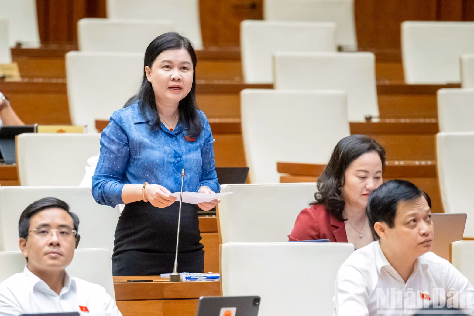 河内市国会代表阮芳水发表讲话。