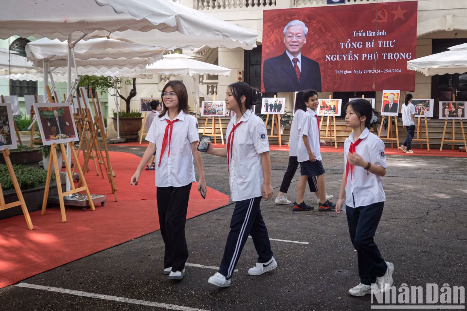 学生们参观展览。