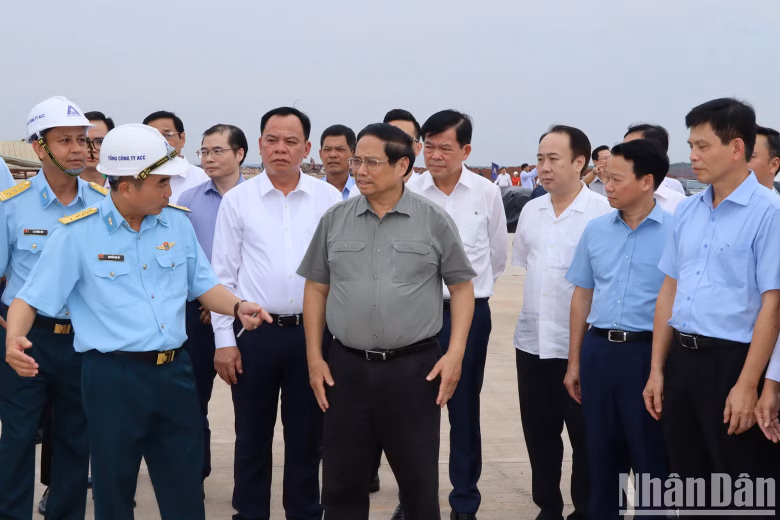 隆城机场跑道施工单位向范明正总理和政府工作代表团汇报施工进度。