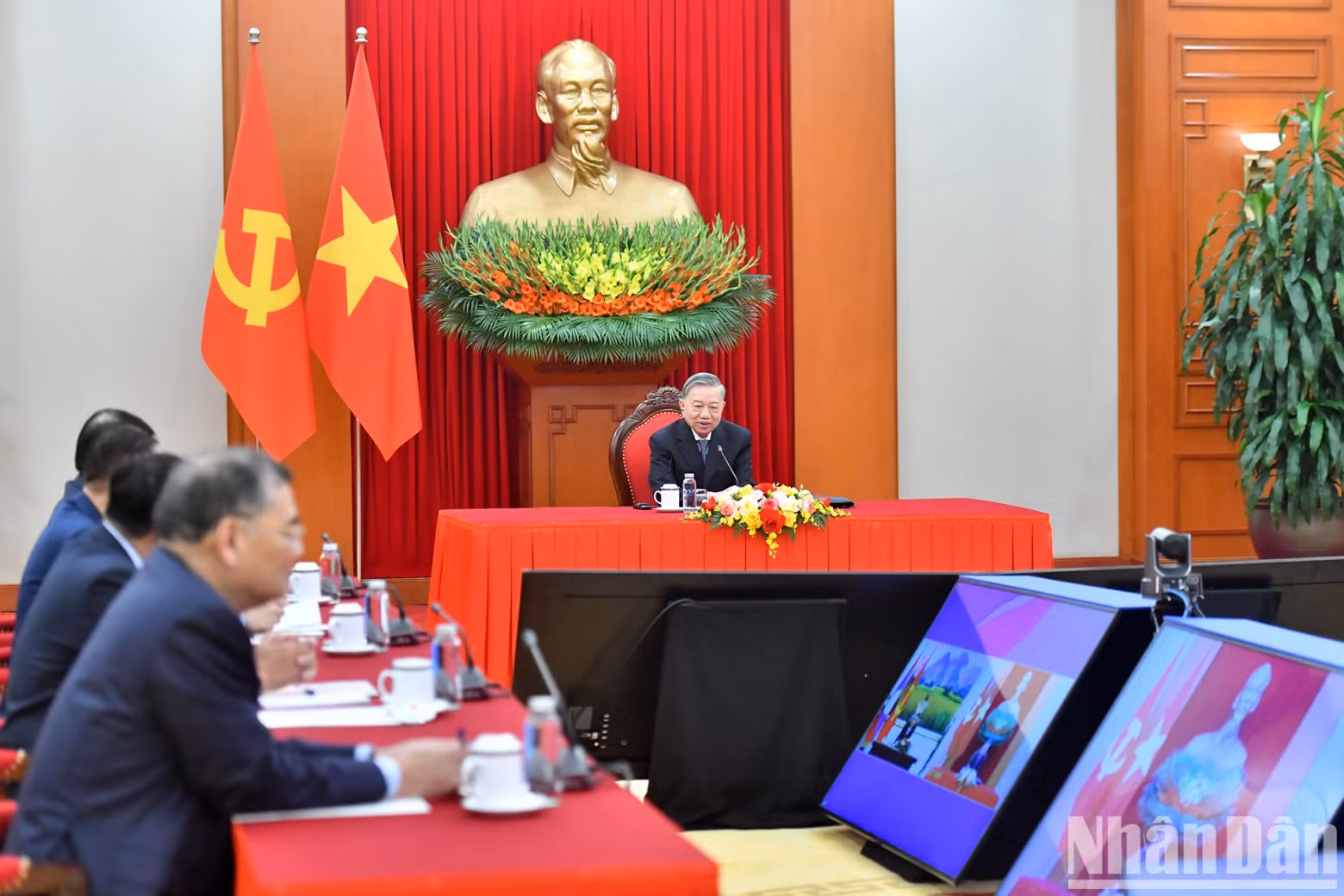 越共中央总书记苏林同老挝国家主席通伦·西苏里通电话。
