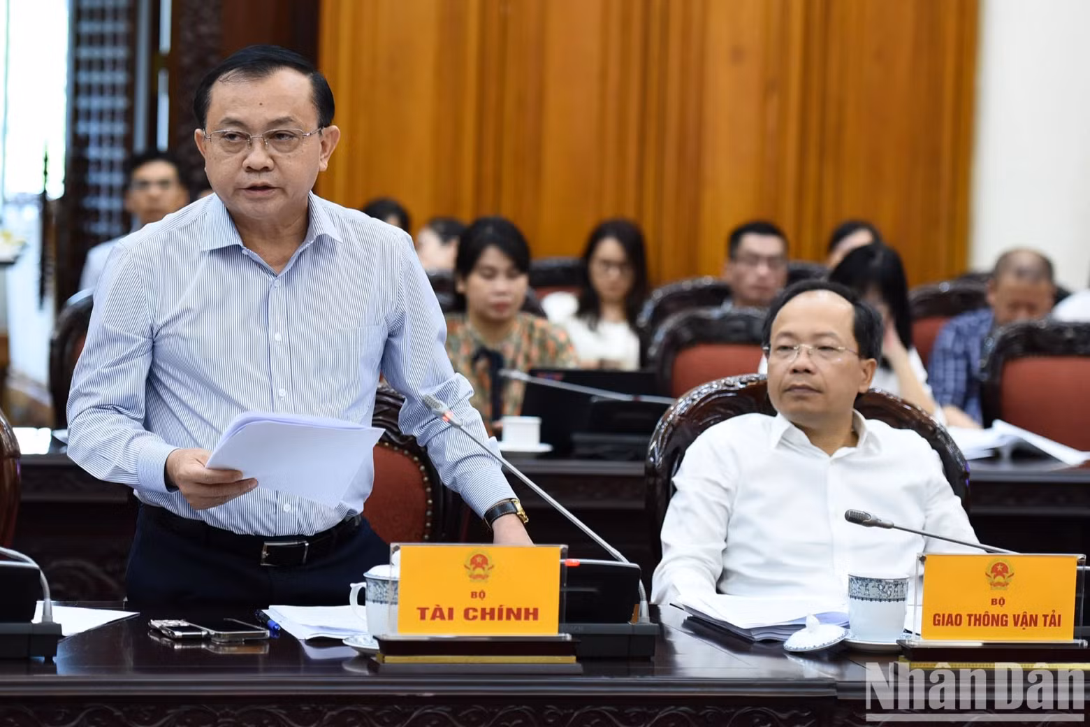 财政部副部长黎晋进发表讲话。