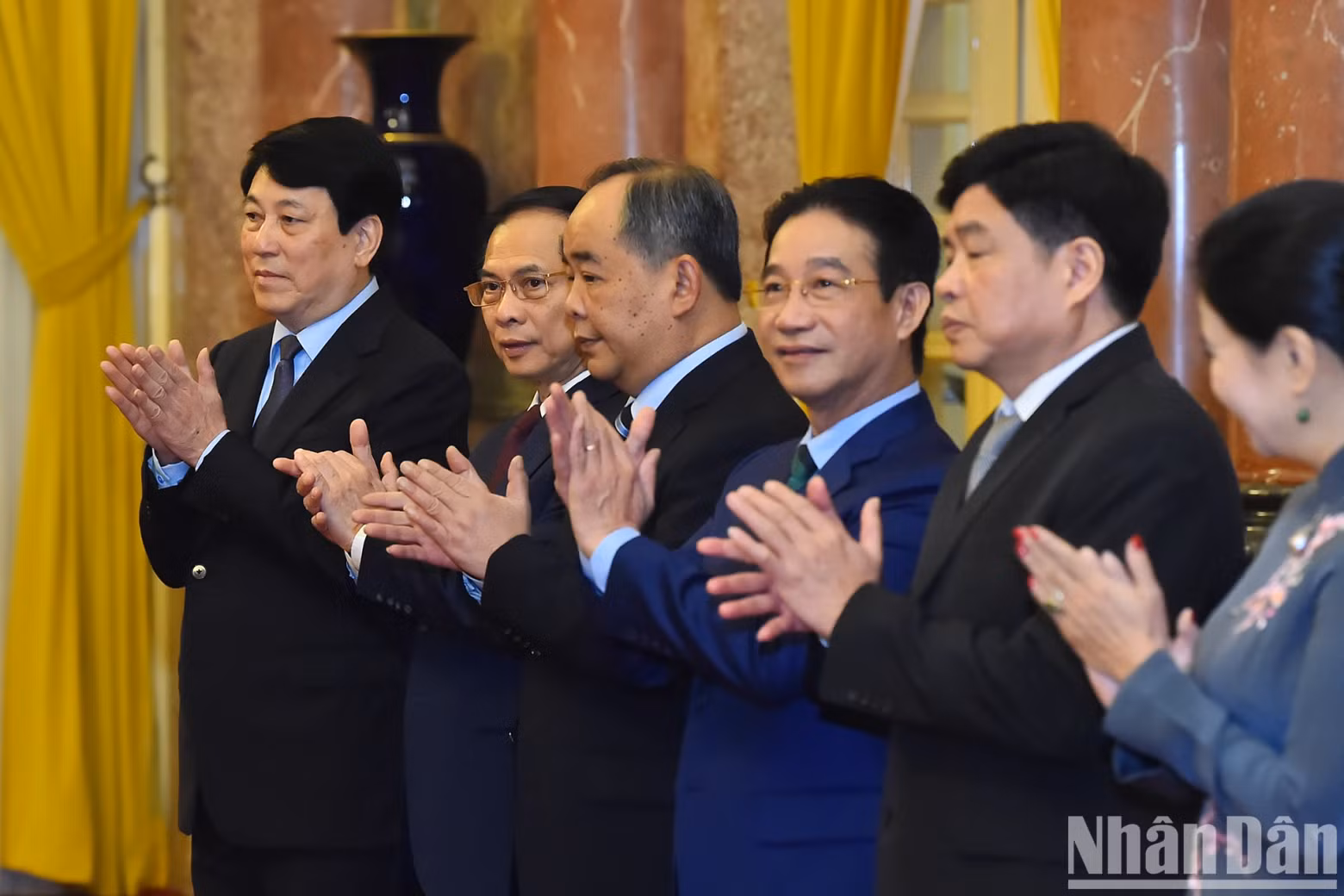 国家主席梁，政府副总理兼外交部长裴青山和各位代表。