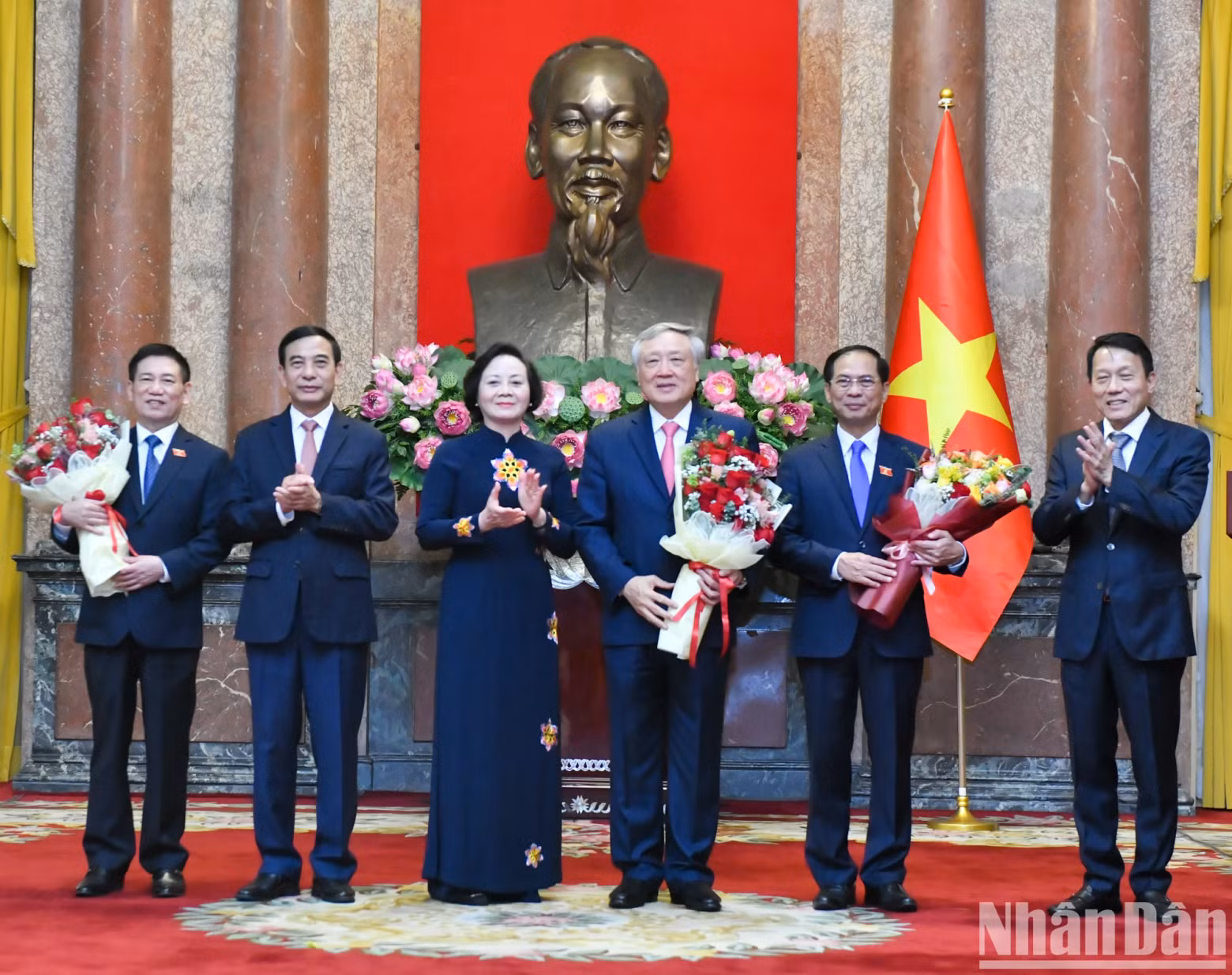 党和国家领导向三位新任副总理表示祝贺。