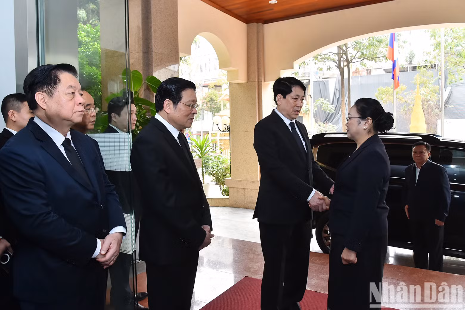 越南国家主席梁强吊唁坎代· 西潘敦大将逝世【组图】 ảnh 4