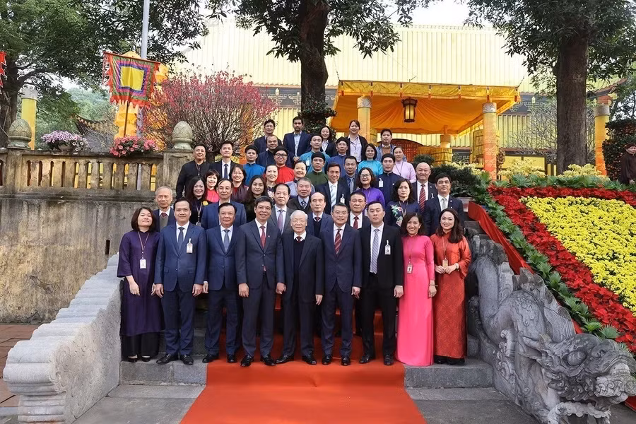 阮富仲总书记和各位代表在升龙皇城遗迹区合影。