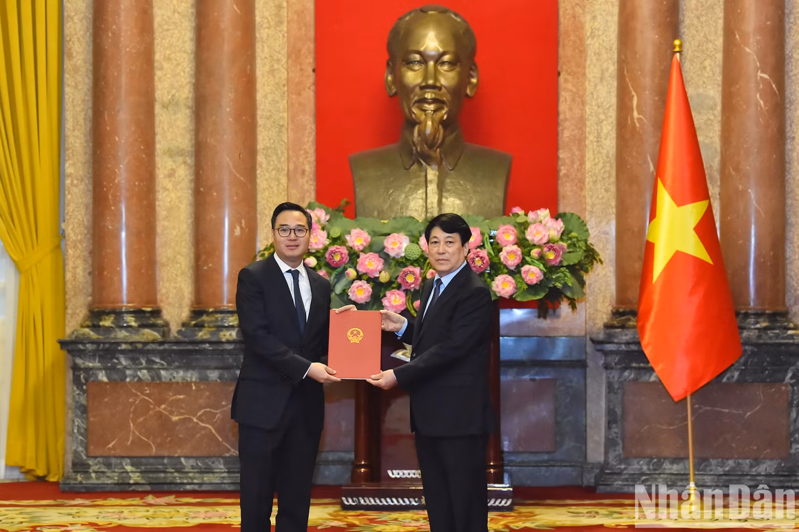 国家主席梁强向外交部办公厅副主任、副司长吴全胜授予越南社会主义共和国一等大使衔。