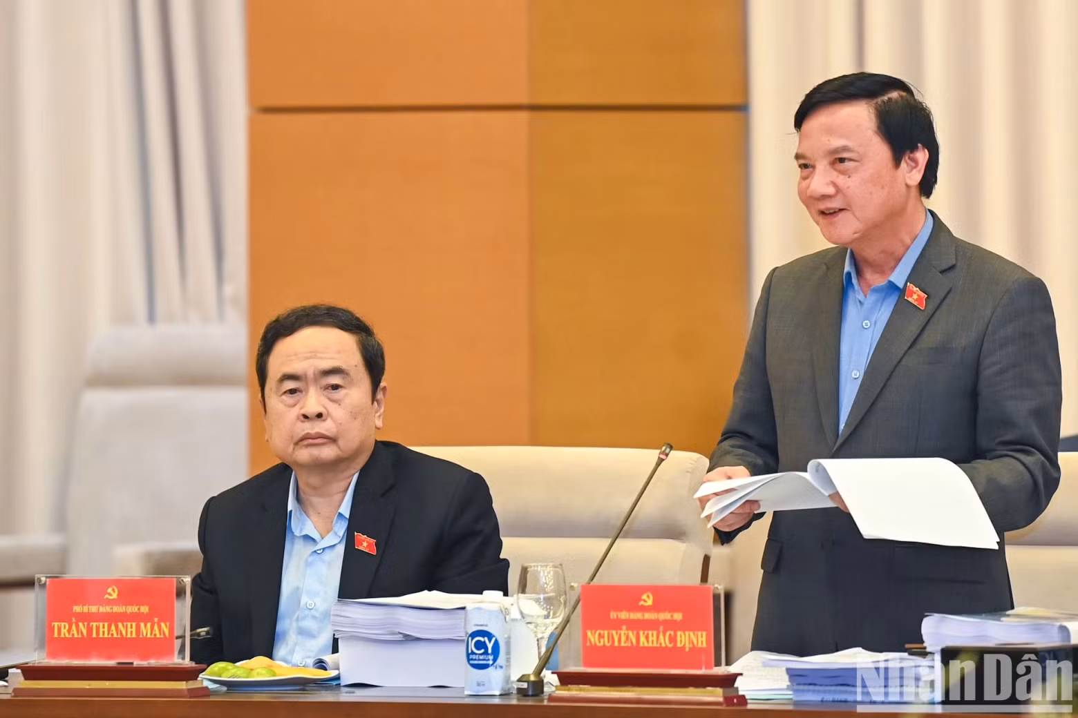国会副主席阮克定发表讲话。