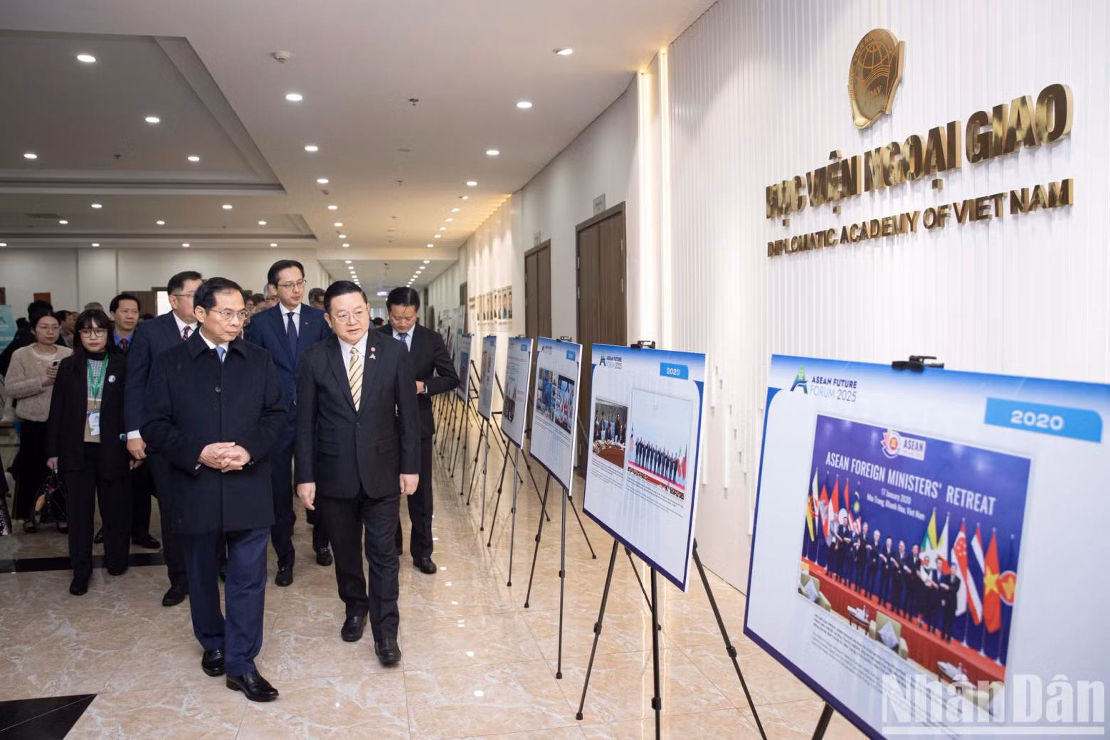 越南政府副总理兼外交部长裴青山和各位代表参观图片展。