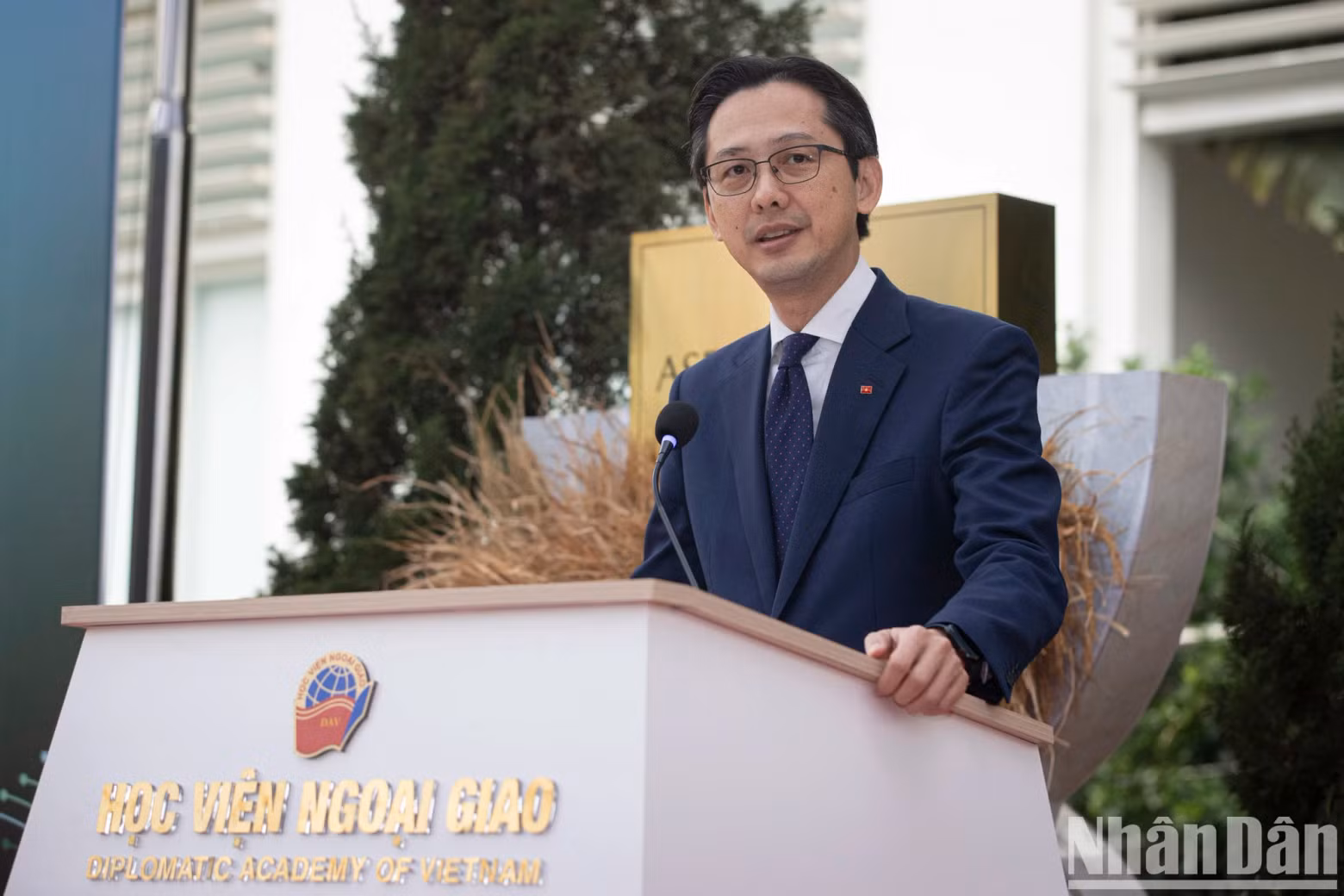 越南外交部副部长杜雄越发表讲话。