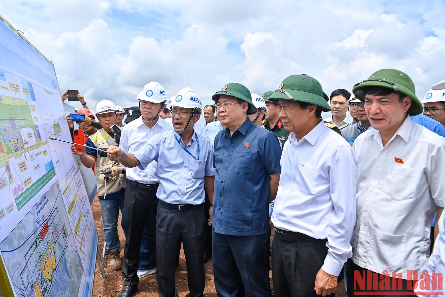 国会主席王廷惠听取隆城机场项目建设单位作出关于总体规划，施工进度的报告。