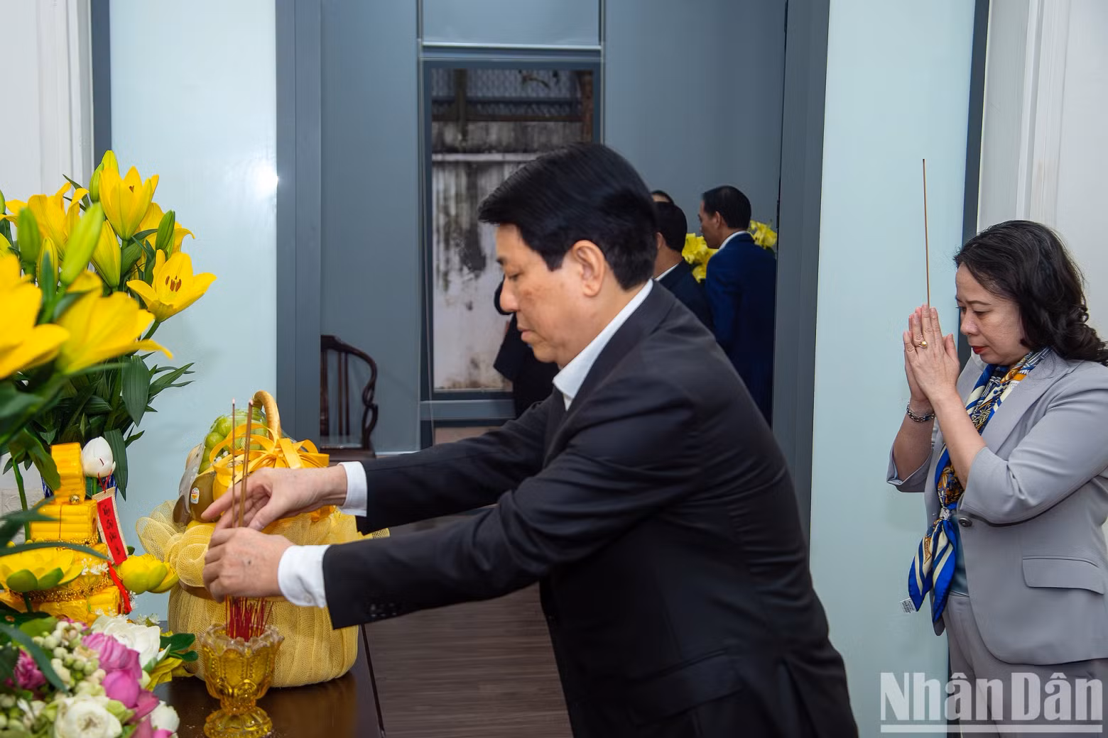 国家主席梁强上香缅怀已故总书记阮富仲。