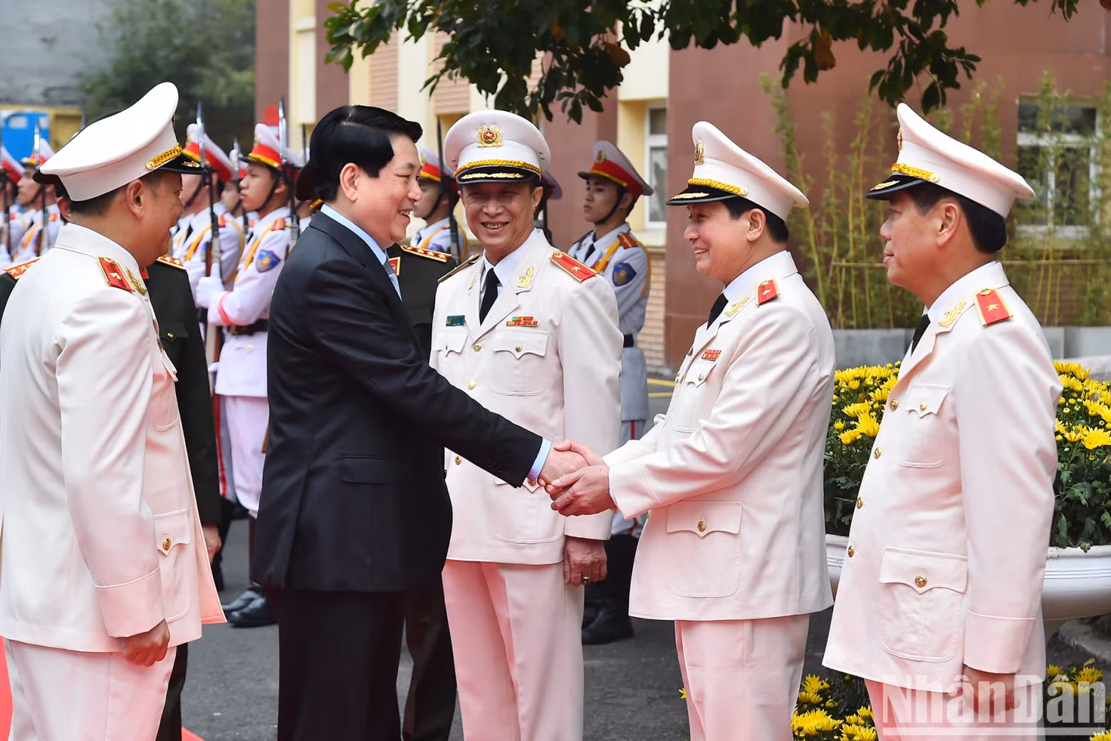 国家主席梁强和警卫司令部干部、战士。