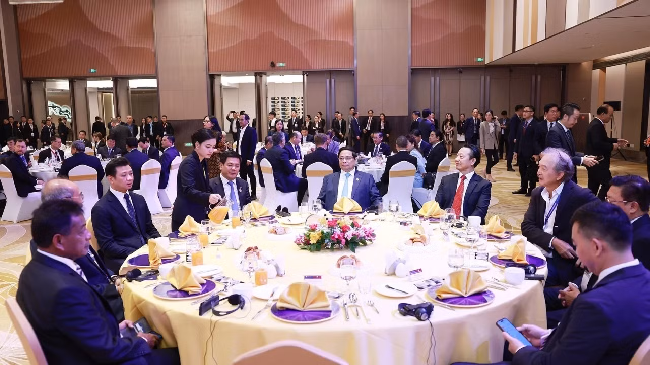 越南政府总理范明正和各位代表同东盟商务咨询理事会共进工作早餐。