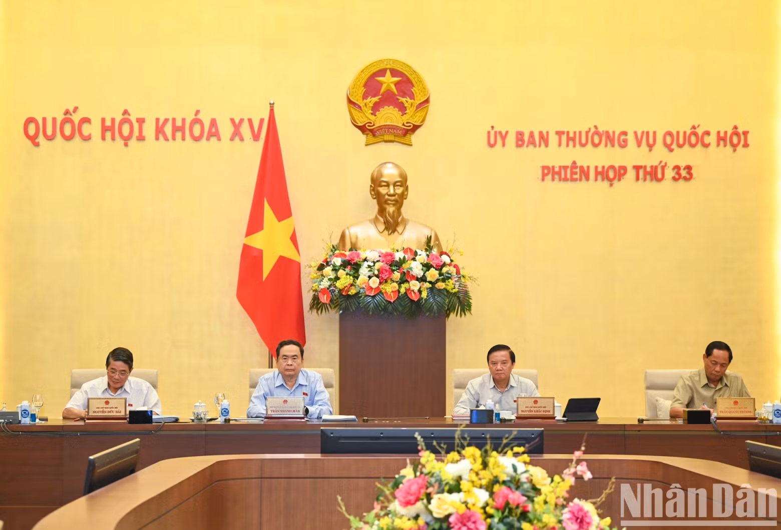 国会常务副主席陈青敏和各位国会副主席主持会议。 （完）