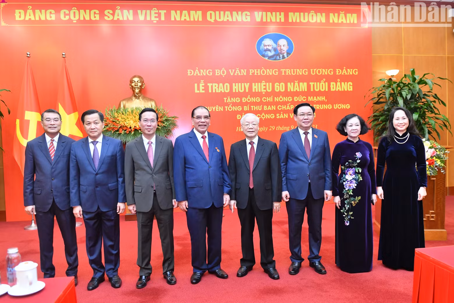 越共中央总书记阮富仲，原越共中央总书记农德孟，越南国家主席武文赏，越南国会主席王廷惠，越共中央书记处常务书记张氏梅和各位代表合影。