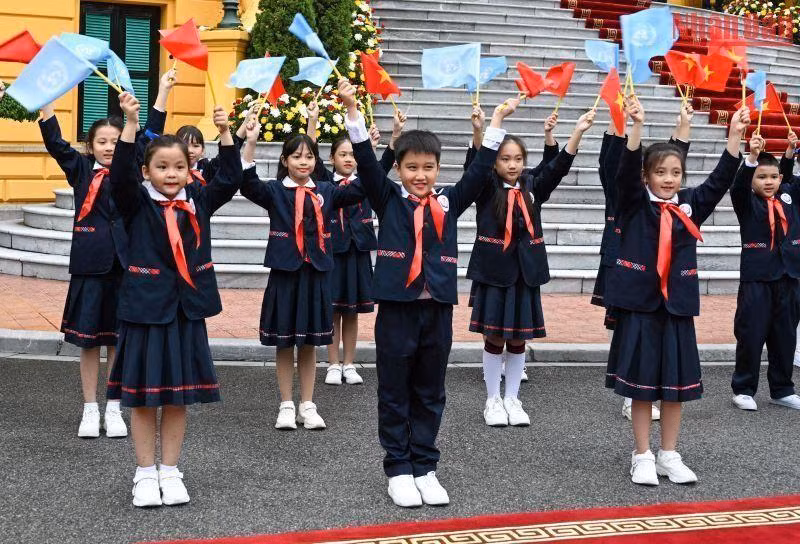 河内首都少儿欢迎联合国秘书长安东尼奥·古特雷斯对越南进行正式访问。
