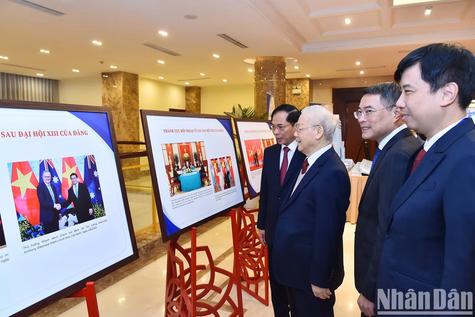 越共中央总书记阮富仲参观第32次外交会议框架内举办的图片展。