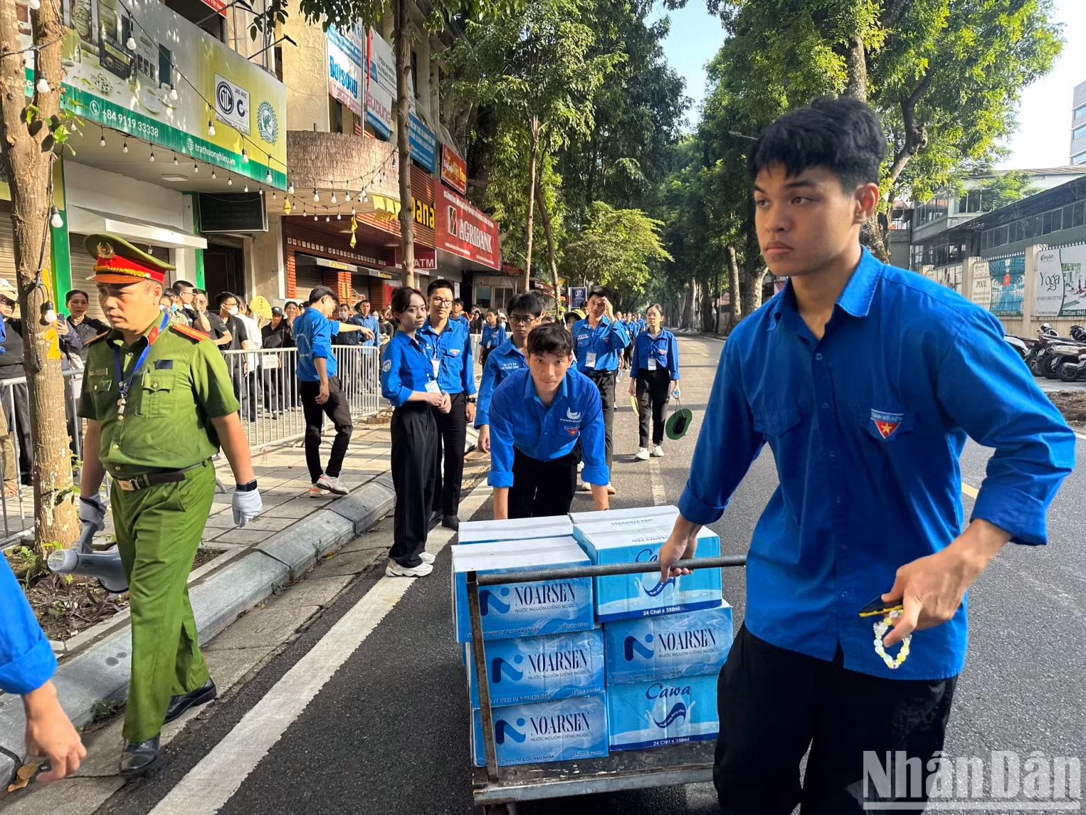 工作人员做好准备，免费为人民提供饮用水、零食、纸扇、雨伞、雨衣