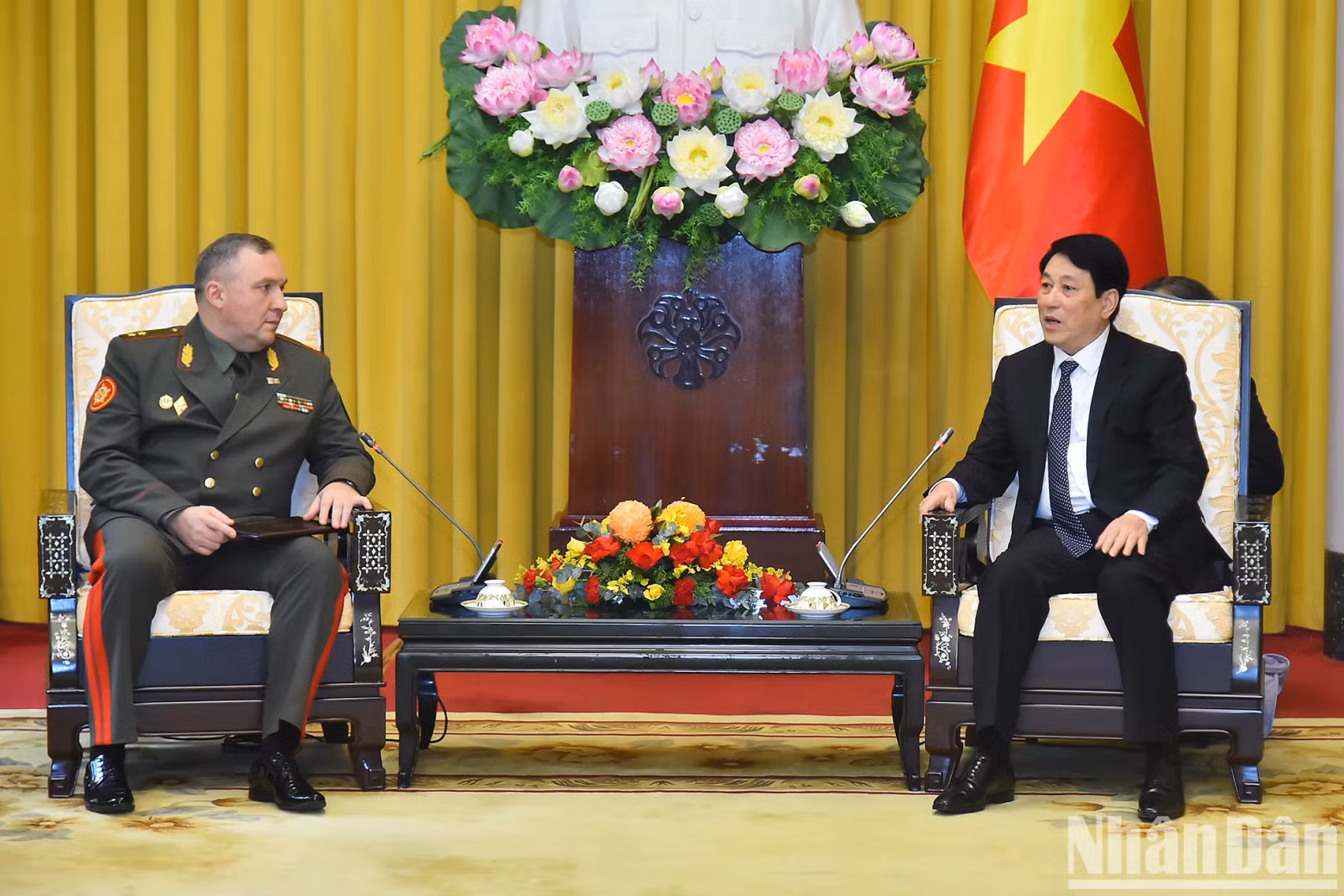 越南国家主席梁强和白俄罗斯共和国国防部长维克多·赫列宁中将。