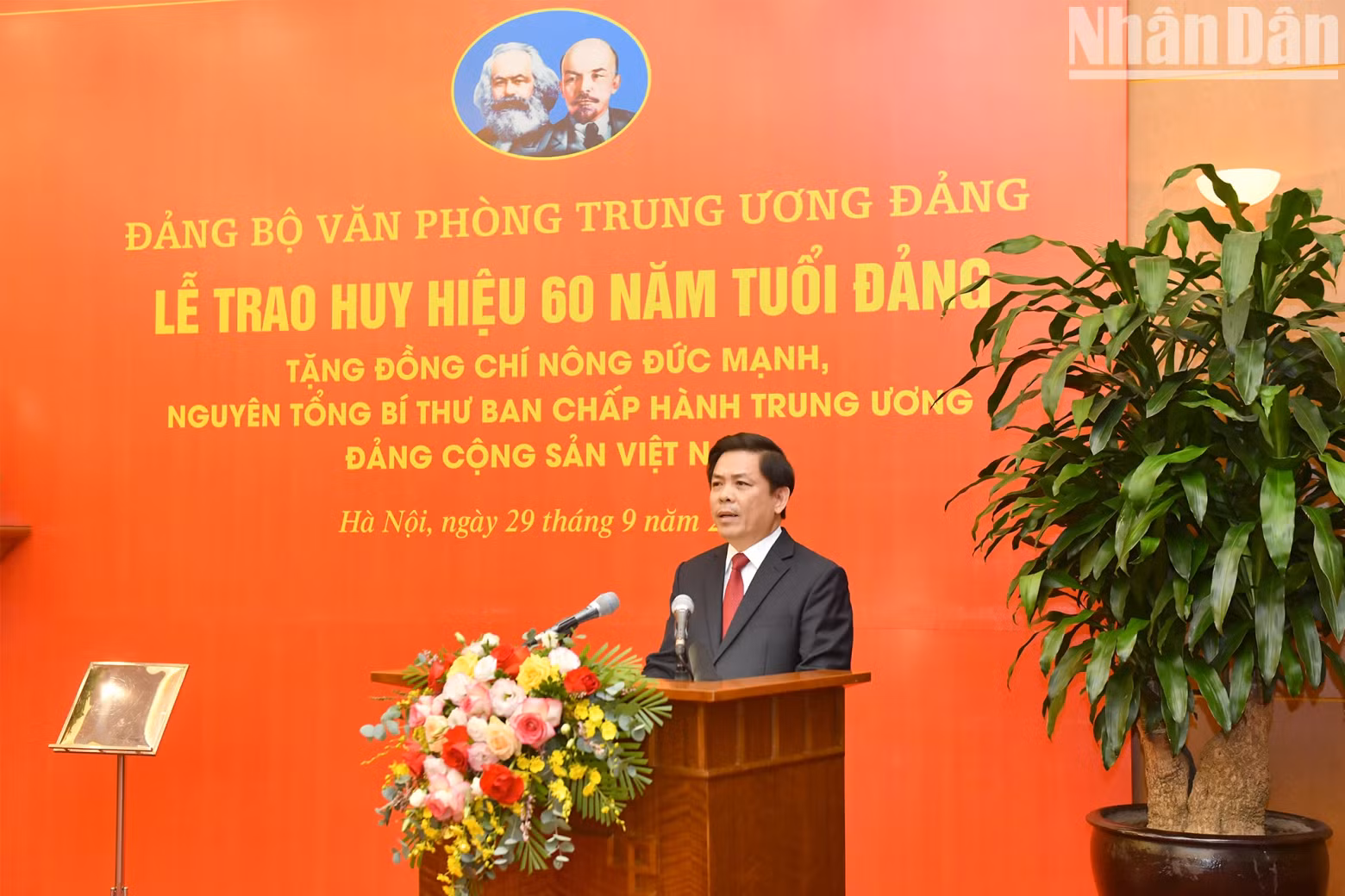 中央机关党委书记阮文体在仪式上发表讲话。