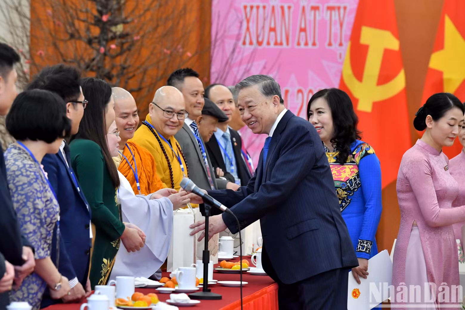 苏林总书记和侨胞代表。
