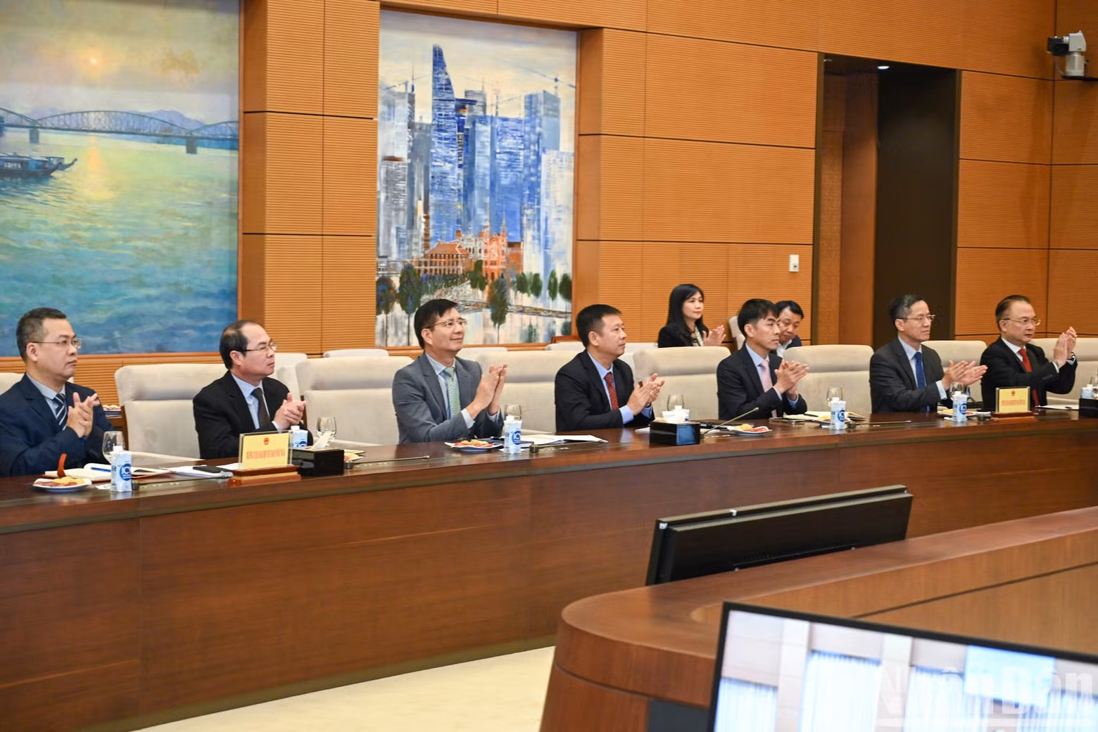 各位越南驻外代表机构首席代表出席活动。