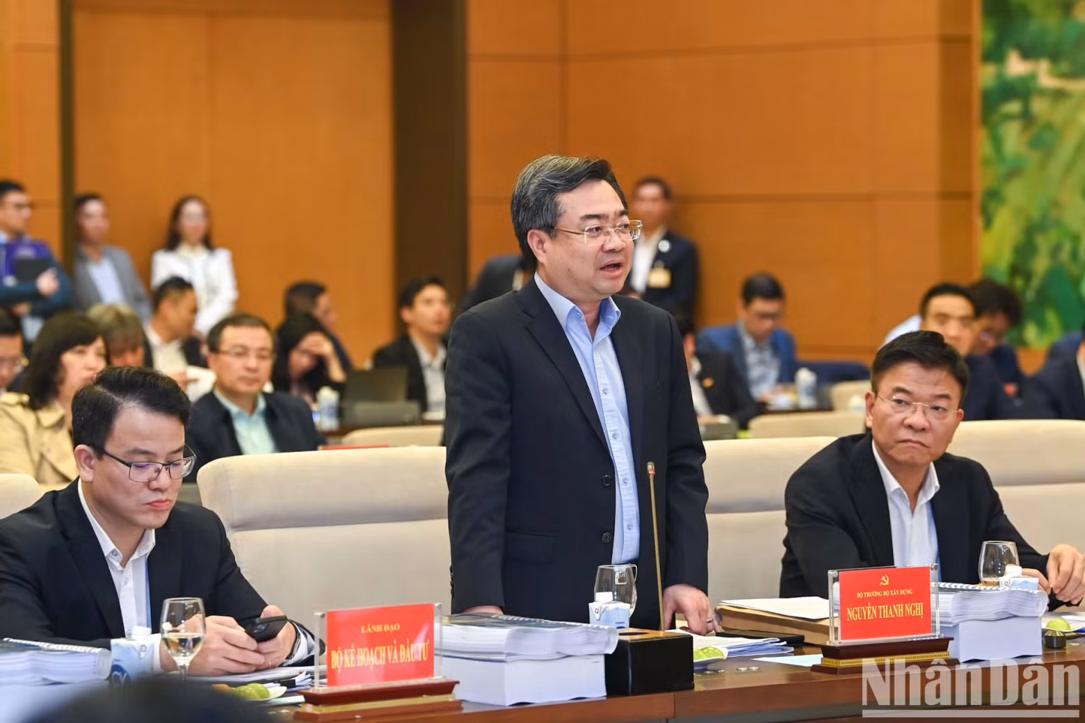 建设部部长阮青毅发表讲话。