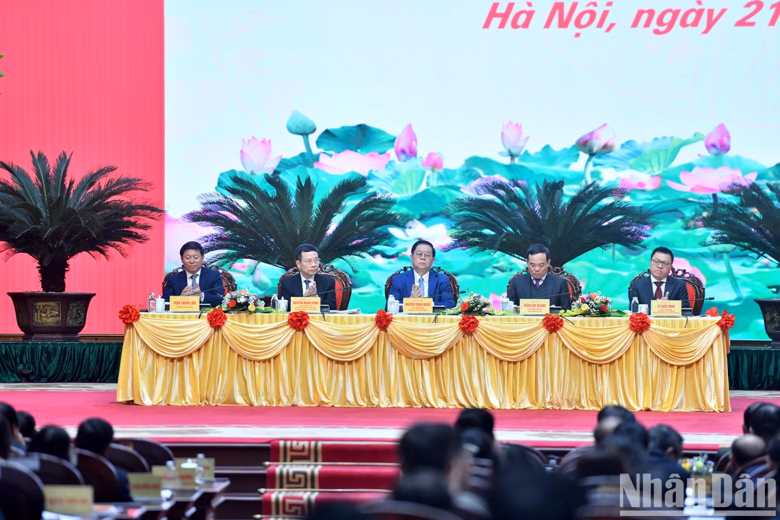各位代表共同主持会议。