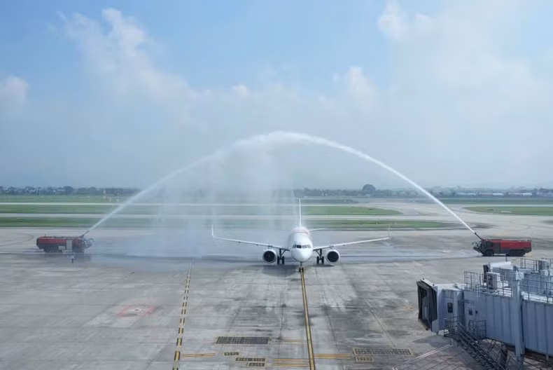 内排国际机场用水门仪式欢迎GY 701次航班。