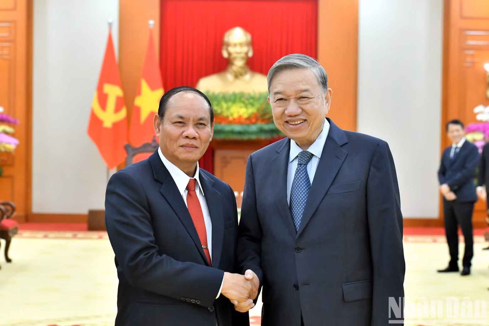 越共中央总书记苏林会见老挝公安部部长维莱·拉坎丰大将。