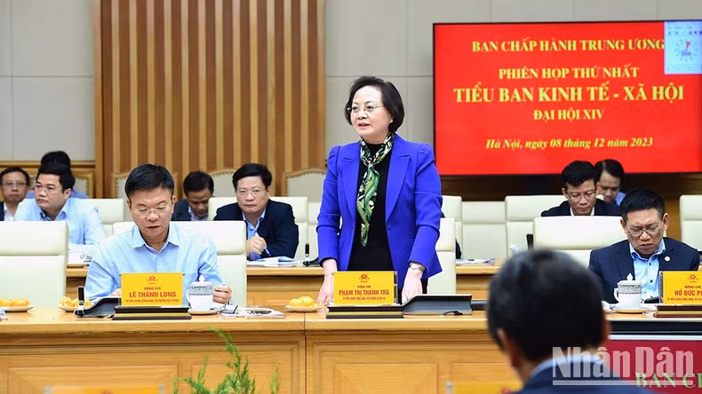 内务部部长范氏清茶发表讲话。