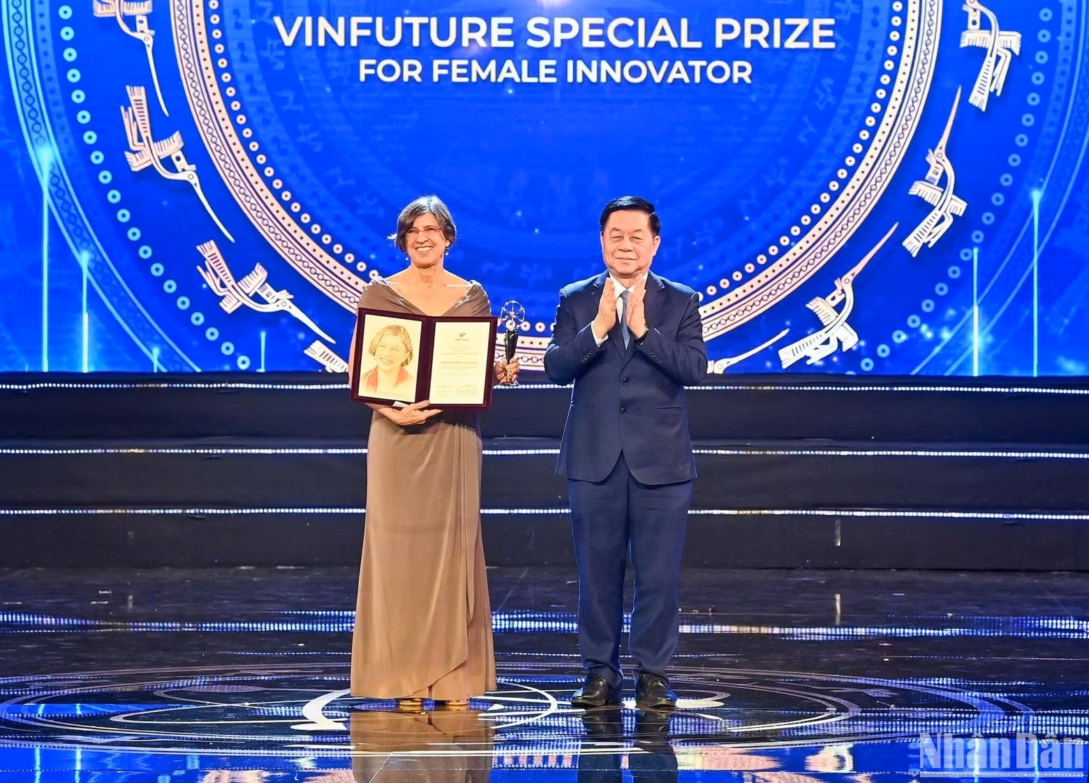 越共中央宣教部部长阮重义向美国女科学家帕梅拉·罗纳德授予奖项。