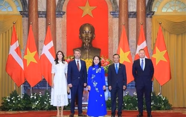 国家副主席武氏映春与丹麦王储弗雷德里克和王储妃玛丽·伊丽莎白在11月1日举行的会议上合影。