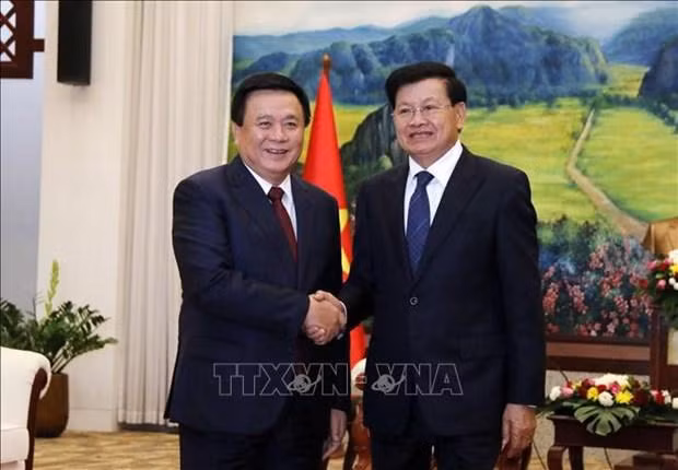 胡志明国家政治学院院长阮春胜（左）与老挝人民革命党中央总书记、国家主席通伦·西苏里。（图片来源：越通社）
