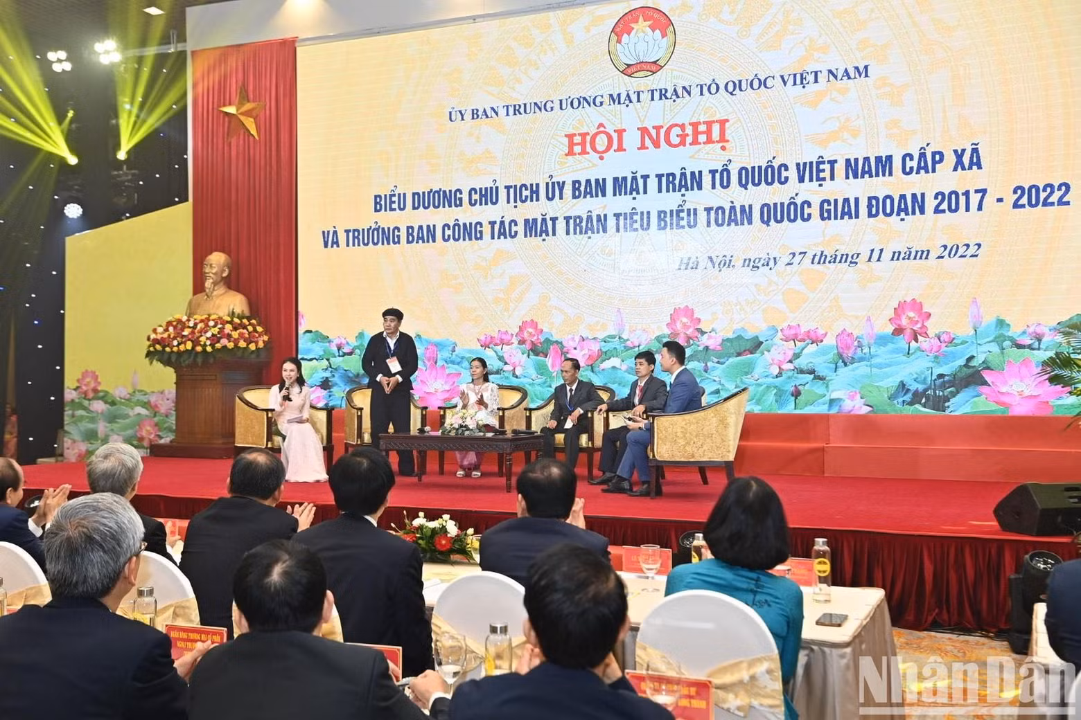 越南典型祖国阵线工作委员会干部在会上交流。 越南典型祖国阵线工作委员会干部在会上交流。