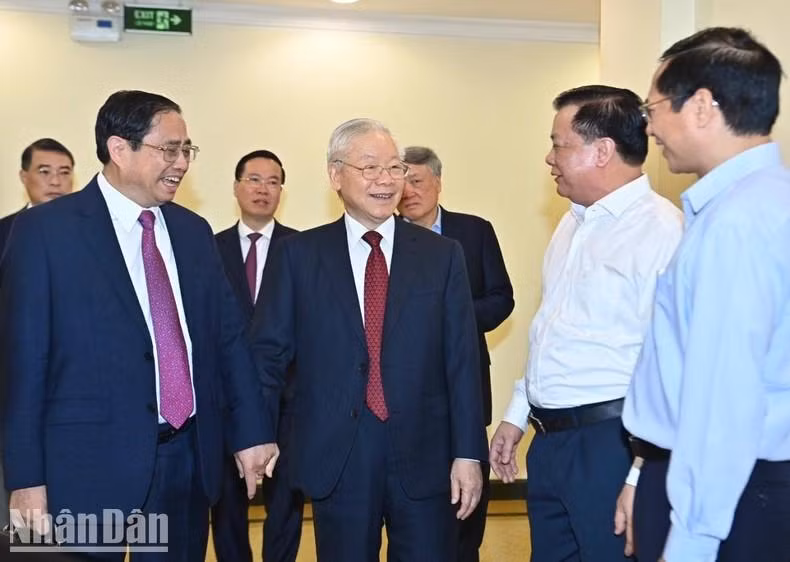 阮富仲总书记与越南党、国家领导人出席会议。