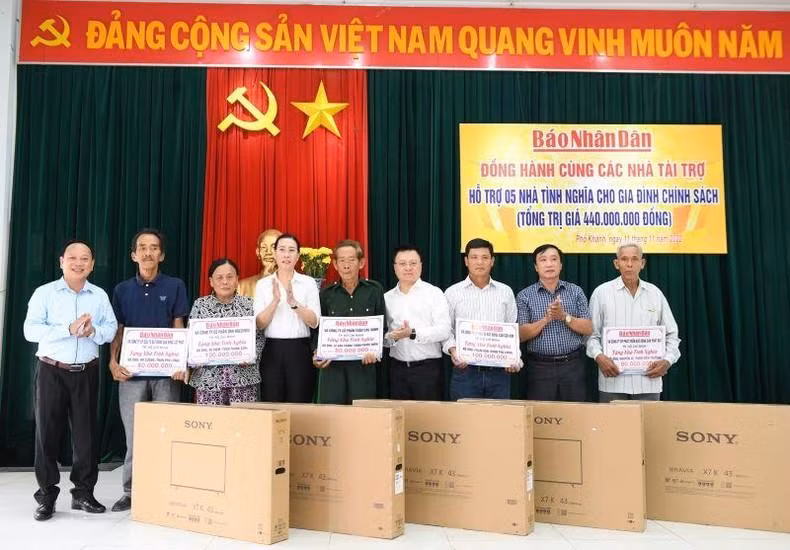 黎国明总编辑与赞助商向普庆乡优抚家庭代表性赠送总价值为4.4亿越盾的5个抚恤房。
