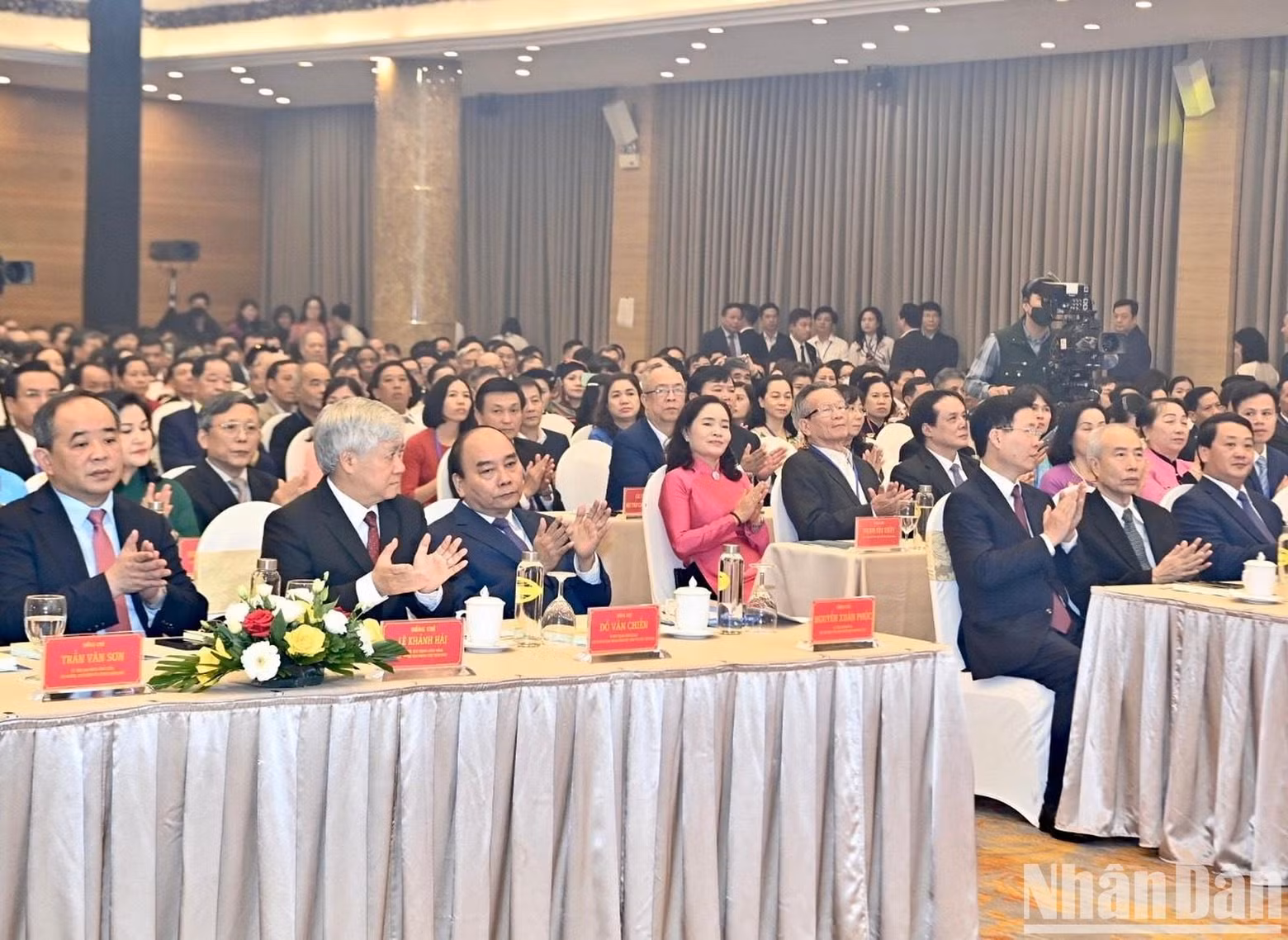 阮春福主席与各位代表出席会议。 阮春福主席与各位代表出席会议。