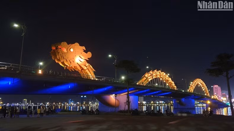 岘港市夜景。