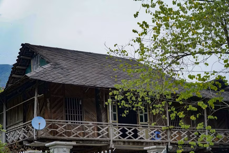 石头屋顶高脚屋民宿给芒莱市镇营造出富有特色的美丽风景线。