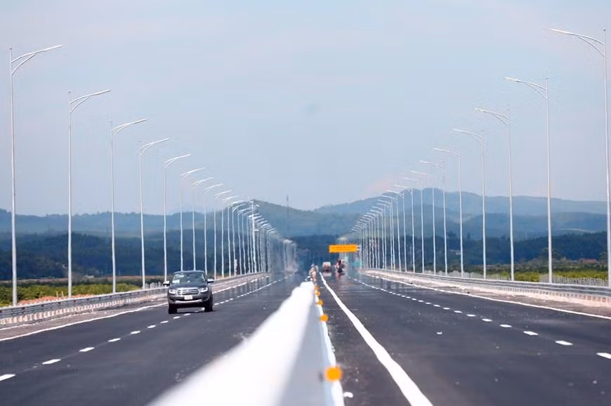 云屯-芒街高速公路是全国跨海、跨江、跨溪流桥梁最多的路线之一。(图片来源:越通社) 云屯-芒街高速公路是全国跨海、跨江、跨溪流桥梁最多的路线之一。(图片来源:越通社)