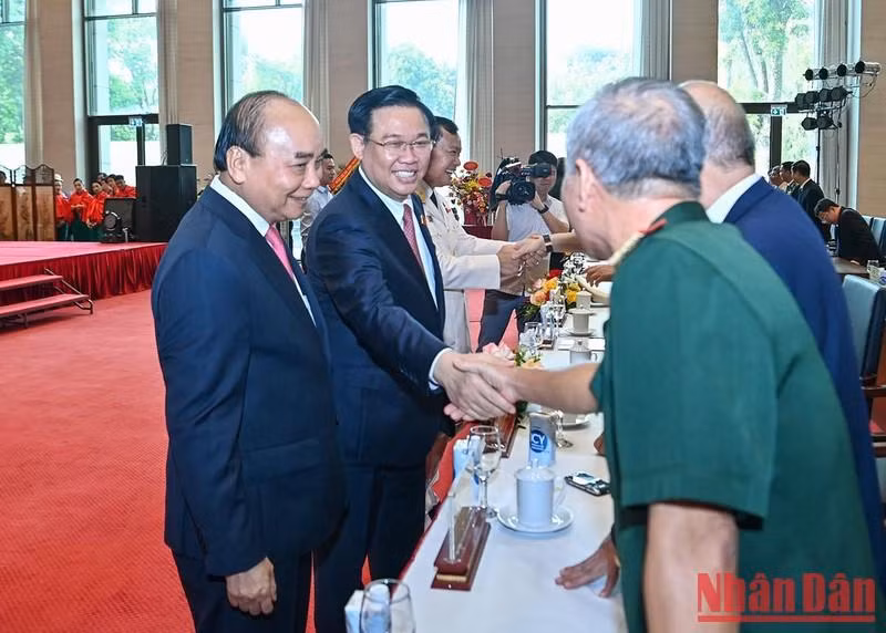 越南国家主席阮春福、越南国会主席王廷惠与各位代表出席交谈。 越南国家主席阮春福、越南国会主席王廷惠与各位代表出席交谈。