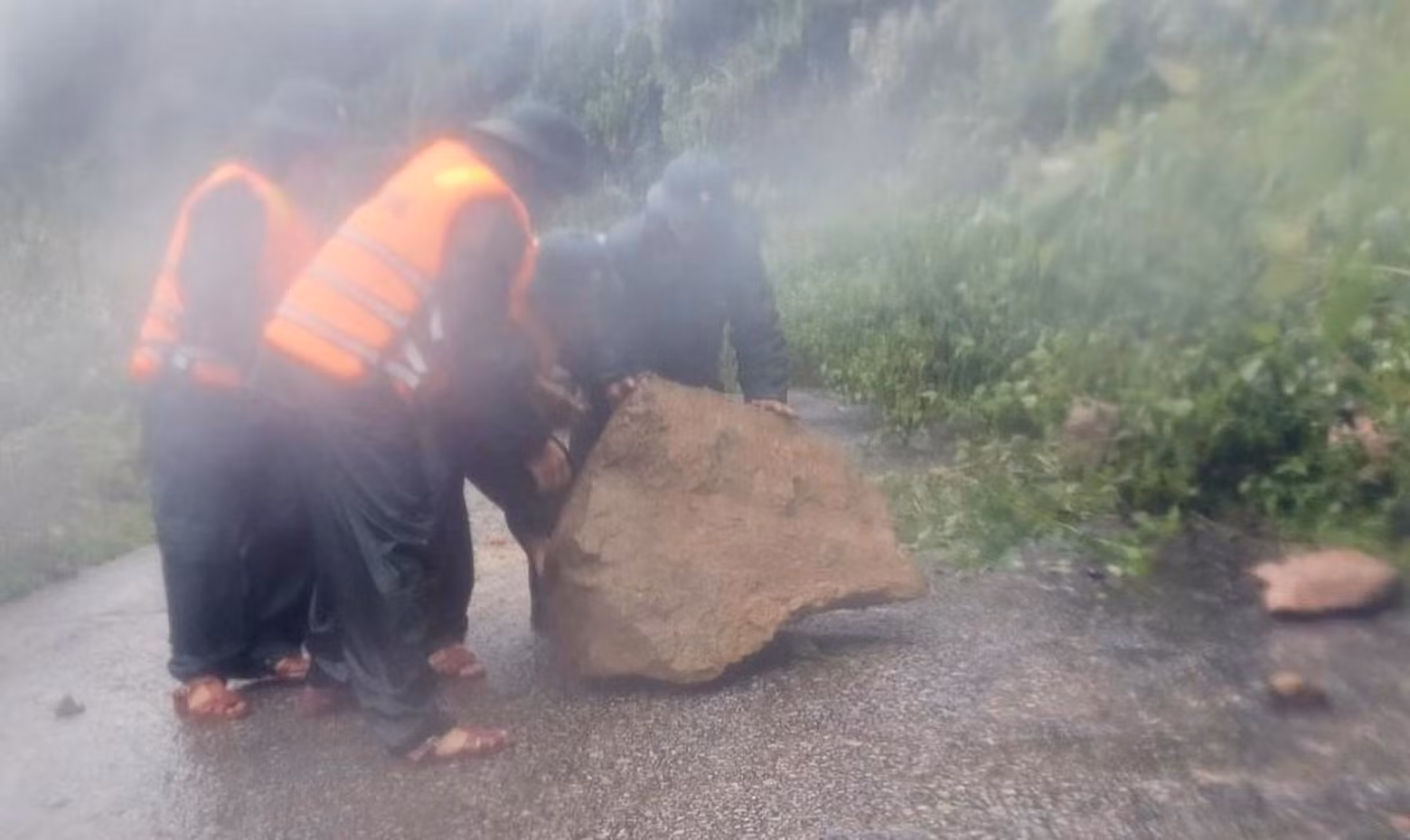 广平省边防警卫清理滚石开通道路。