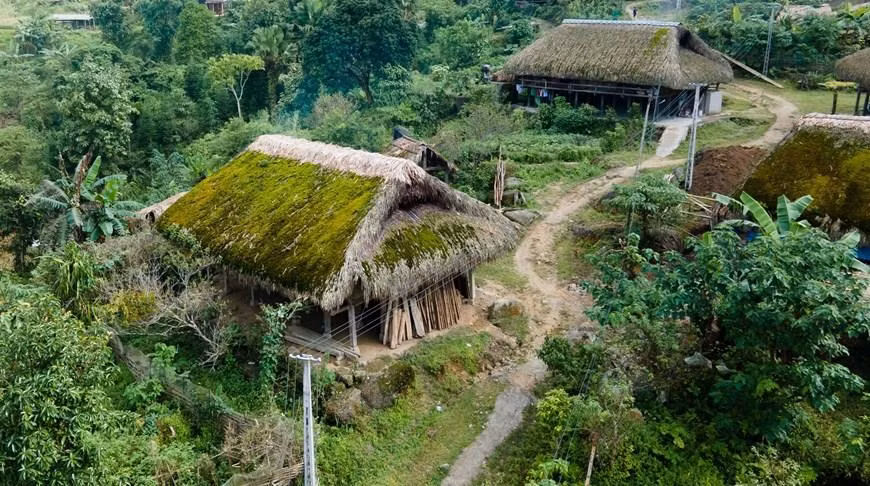 全村居民都保持着传统的生活方式，居住在苔藓屋顶的传统民舍。