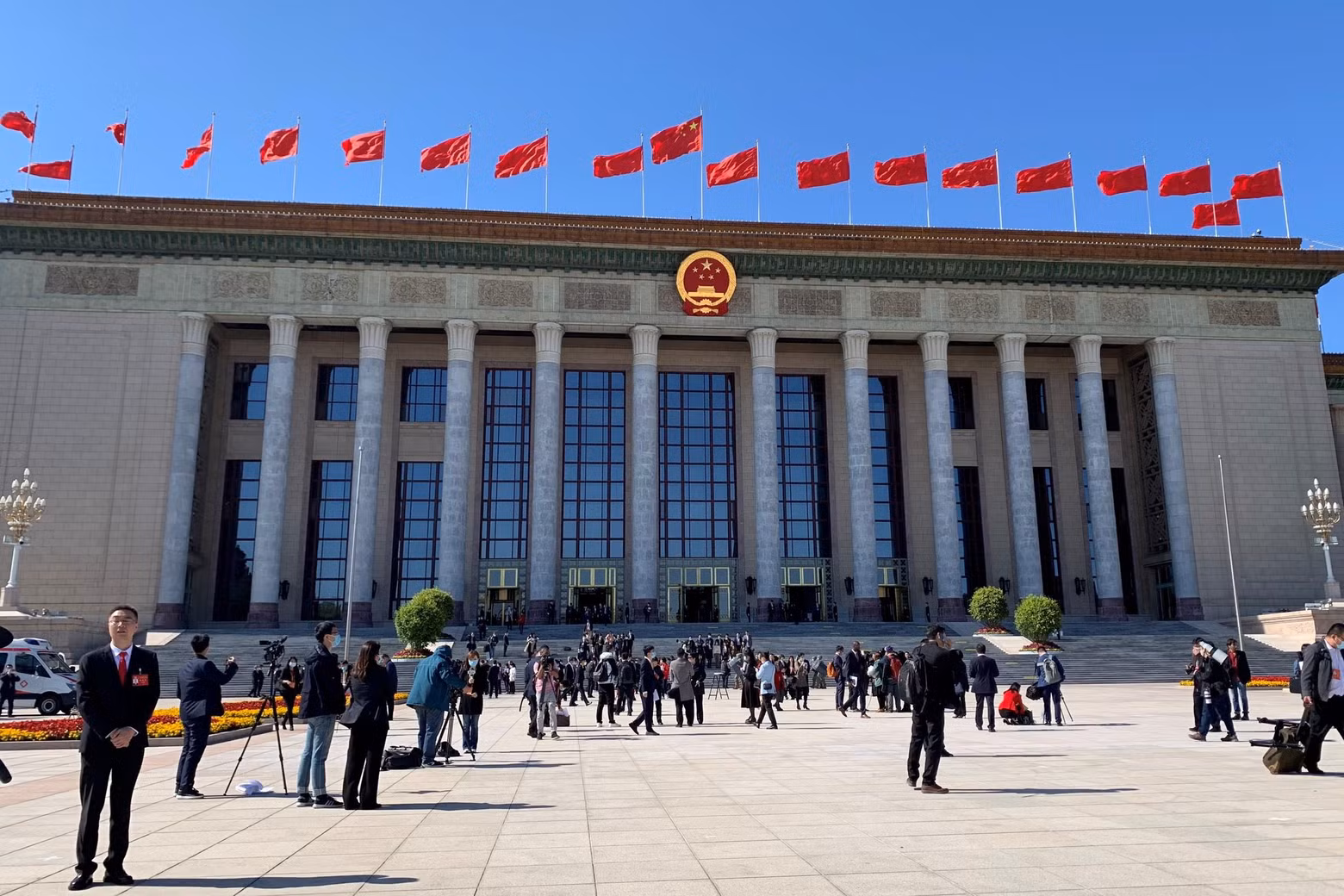 人民大会堂外的场景。(杜有兴 摄) 人民大会堂外的场景。(杜有兴 摄)
